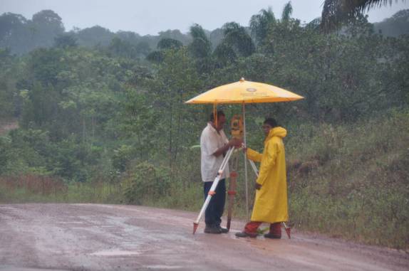Fazendo topografia para asfaltamento da estrada entre Macapá e Oiapoque - AP